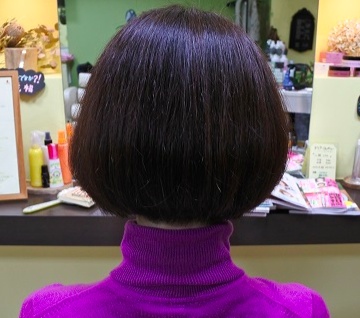 この写真はサプリカラーですが、90%以上の美容室は進化したシステム:マレーア・レナータカラーへ転換しています。なおこの施術に用いたミコノスは既に廃盤となっています。