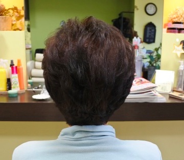 この写真のようにパーマ+カラー施術をされていた90%以上の美容室は進化したシステム:マレーア・レナータカール+カラー施術へ転換しています。なおこの施術に用いたミコノスは既に廃盤となっています。