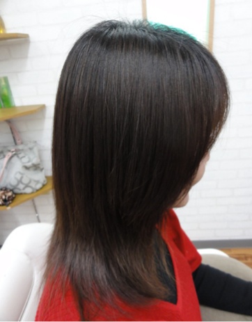 この写真のような縮毛矯正をされていた97%の美容室は進化したシステム:マレーア・レナータ縮毛矯正施術へ転換しています。なおこの施術に用いたミコノスは既に廃盤になりました。