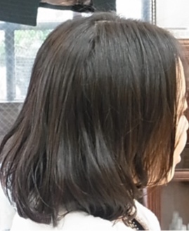 この写真のようなイオンカール(パーマ)をしていた97%の美容室は進化したシステム:マレーア・レナータカール(パーマ)へ転換しています。なおこの施術に用いたミコノスは既に廃盤になりました。